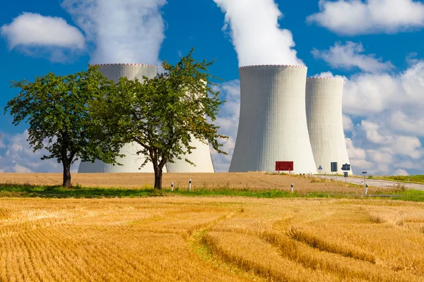 Nyáron a Cseh Köztársaság temelini atomerőmű — Stock Fotó