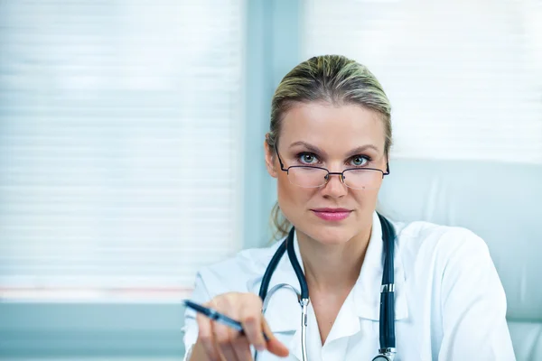 Pretty Young Female Doctor Is Looking Straight Towards You — Stock Photo, Image