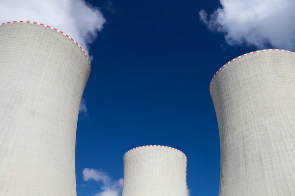 Torri di raffreddamento della centrale nucleare di Temelin nel Cze — Foto Stock