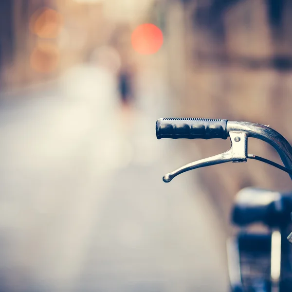 Τιμόνι του ένα παλιό ποδήλατο που στηρίζεται στην narow δρόμο (εκλεκτής ποιότητας συν Φωτογραφία Αρχείου