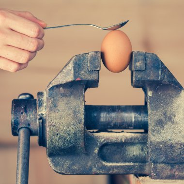 el ile sabit bir yumurta dokunarak kaşık detayını içinde Yardımcısı