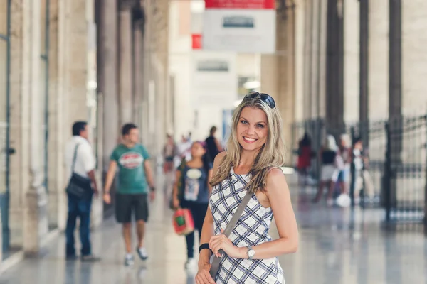 Beautiful Young Woman Is Posing at the Railway Terminal — Stock Photo, Image