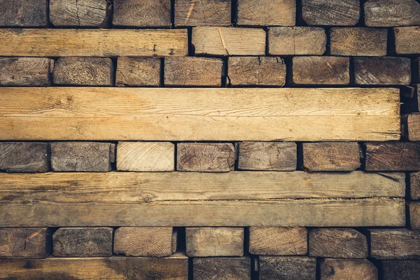 Fondo de madera apilada cortada en madera cuadrada — Foto de Stock