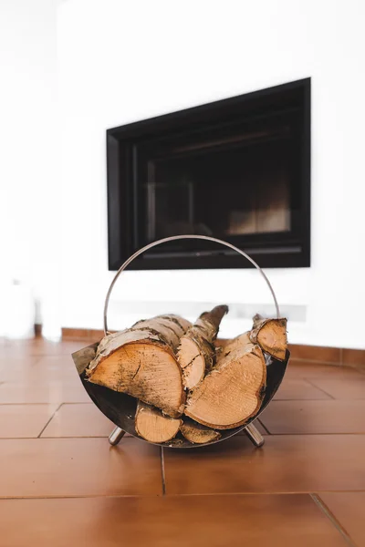 Modern spis och brännved staplade på stativet — Stockfoto