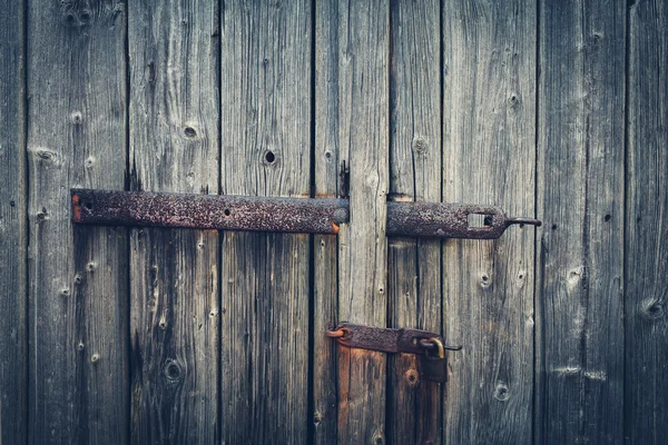 У віці дерев'яні ворота з петлі та блокування (vintage стиль) — стокове фото