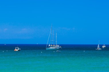 Akdeniz sahil tarafından ankraj yatlar