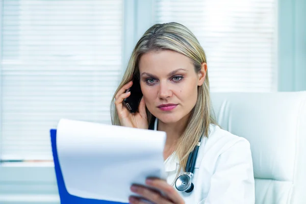 Pretty Young Female Doctor Is Consulting Medical Results by Her — Stock Photo, Image