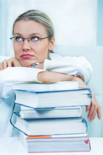 En ung kvinnelig medisinstudent er lei av å studere medisin. – stockfoto