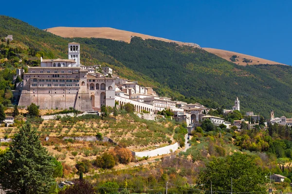 Bazylika San Francesco w Asyżu, Umbria, Włochy podczas gorących suma — Zdjęcie stockowe