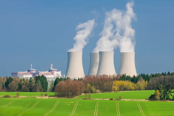 Temelin 位置の背後にある、グリーン フィールド (sh で原子力発電所 — ストック写真