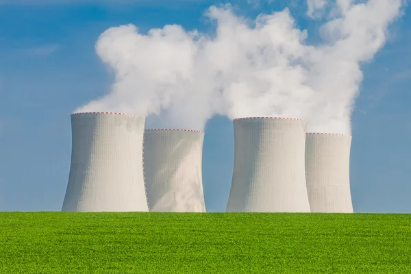 Planta de energía nuclear en Temelin situada detrás de un campo verde (sh — Foto de Stock