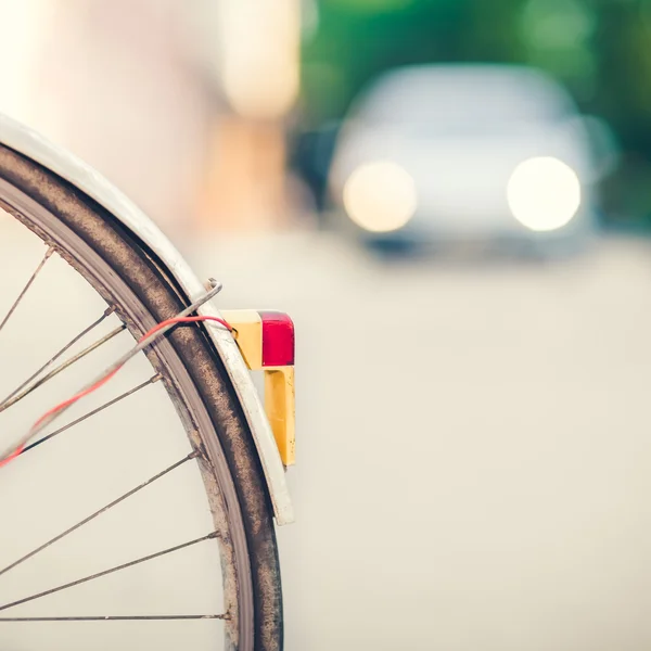 Detalj av en Vintage cykel bakgrundsbelysning med bilstrålkastare i Ba — Stockfoto