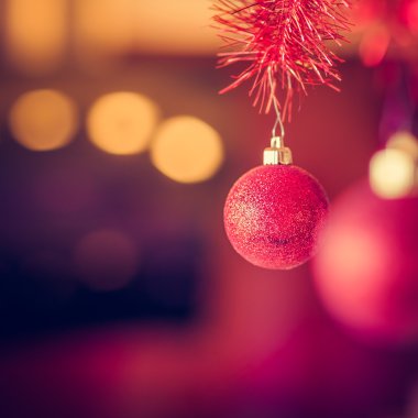 Güzel bokeh arka plan üzerinde kırmızı Noel top