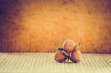 Üç taze fındık fındık üzerinde ahşap artalanları izole