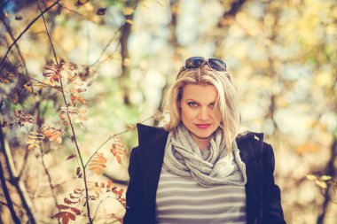 Renkli sonbahar Park açık güzel genç kadın