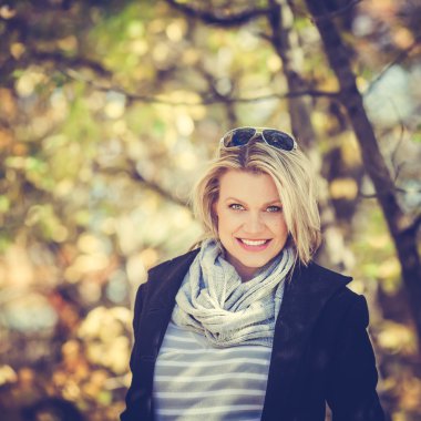 Renkli sonbahar Park açık güzel genç kadın