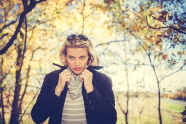 Renkli sonbahar Park açık güzel genç kadın