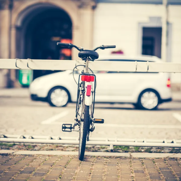 Bicicleta na cidade com um carro no fundo — Fotografia de Stock
