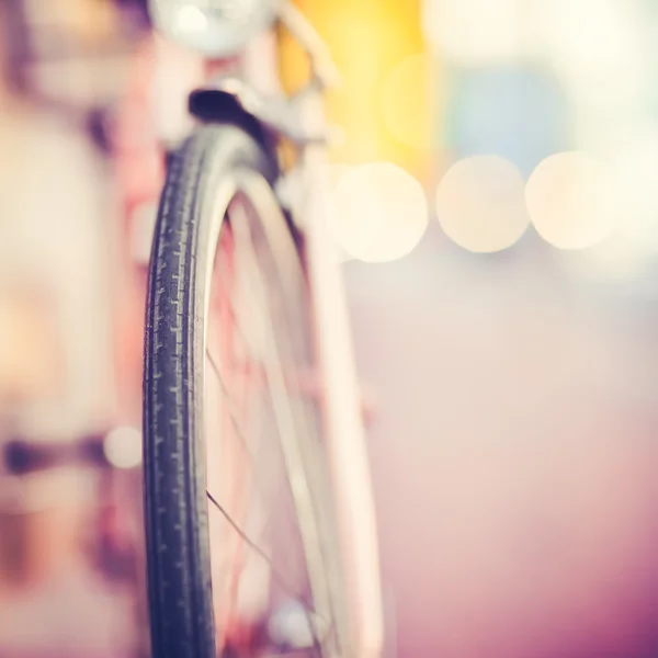 Detalle de un neumático de bicicleta vintage con fondo colorido Bokeh Imagen De Stock