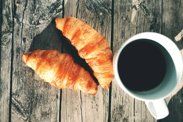 Französische Croissants und schwarzer Kaffee — Stockfoto