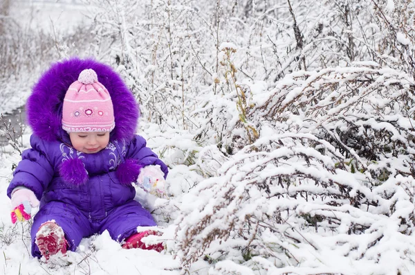 Portrait of happy little girl in snowy landscape — Stock Photo, Image