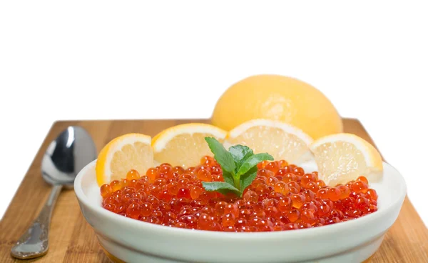 Limonlu plaka üzerinde kırmızı havyar