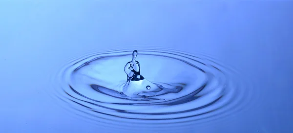 水滴落入水制作完美的同心圆 — 图库照片