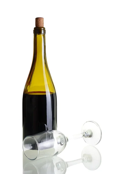 Botella de vino tinto con vaso vacío — Foto de Stock