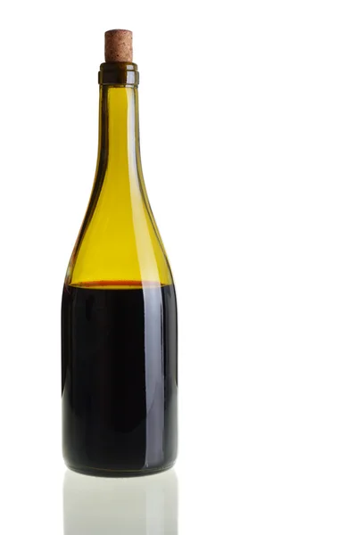 Una botella de vino tinto. Aislado sobre fondo blanco — Foto de Stock