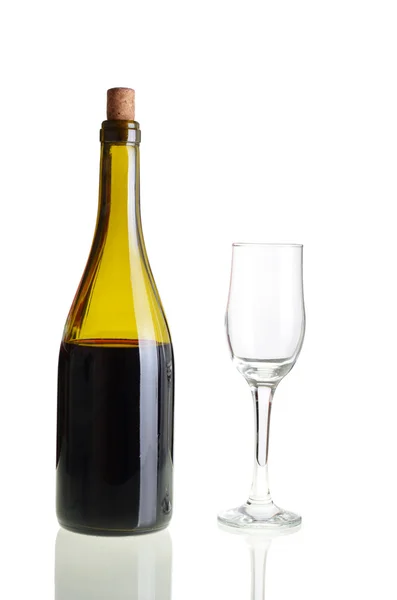 Garrafa de vinho tinto com vidro vazio — Fotografia de Stock