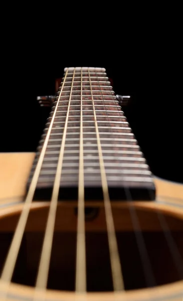 Akustická kytara na černém pozadí — Stock fotografie