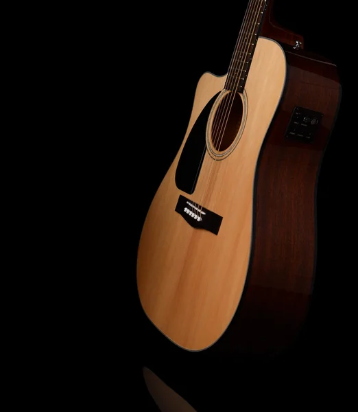 Siyah arkaplanda akustik gitar
