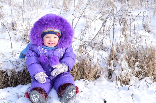 Retrato de niña feliz en el paisaje nevado —  Fotos de Stock