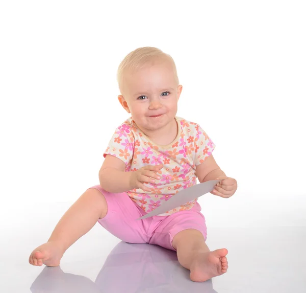 Baby spielt mit einem Bild auf weißem Hintergrund — Stockfoto