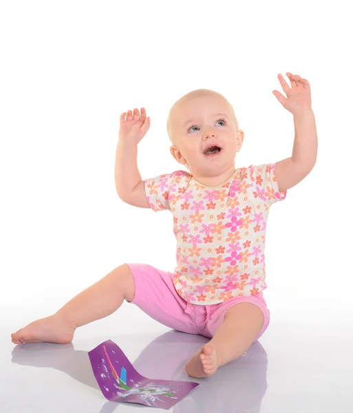 Bebê brincando com uma imagem no fundo branco — Fotografia de Stock