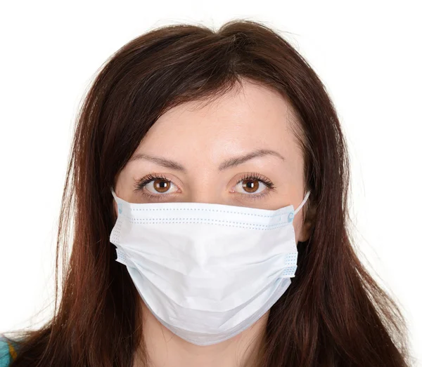 Mooie vrouw dragen van chirurgische masker geïsoleerd op witte CHTERGRO — Stockfoto