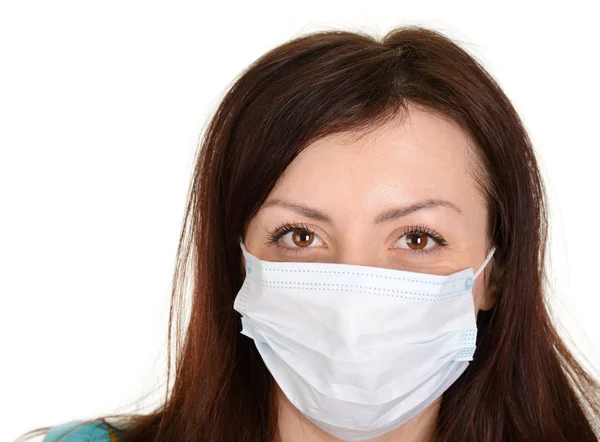 Mooie vrouw dragen van chirurgische masker geïsoleerd op witte CHTERGRO — Stockfoto