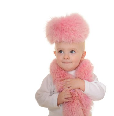 Beyaz arka planda pembe kürk giymiş güzel bir kız.