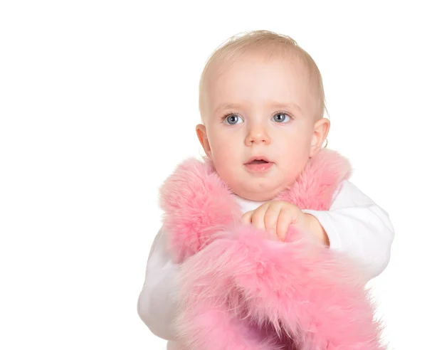 Carino bambina vestita in pelliccia rosa su sfondo bianco — Foto Stock