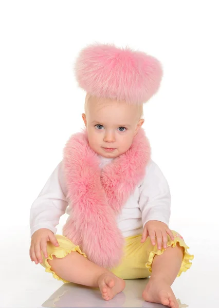 Bebê bonito em pele rosa sentado no fundo branco — Fotografia de Stock