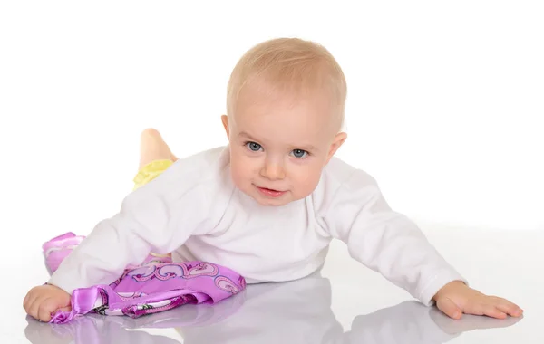 Menina brincando com kerchief no fundo branco — Fotografia de Stock