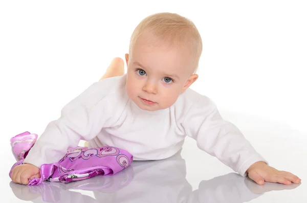 Menina brincando com kerchief no fundo branco — Fotografia de Stock