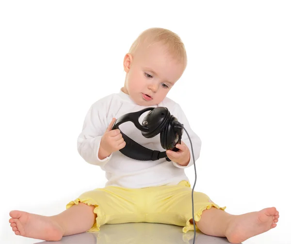 Bambino che gioca con le cuffie su sfondo bianco — Foto Stock