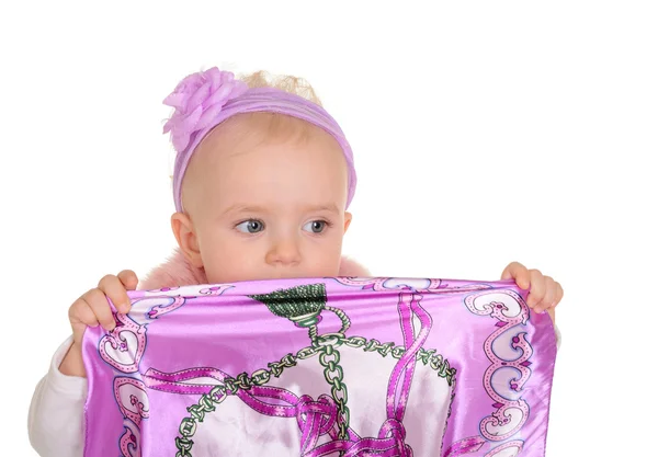 Baby flicka som leker med halsduk på vit bakgrund — Stockfoto