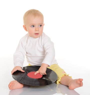 beyaz zemin üzerine eski vinil kaydı ile oynarken sevimli bebek