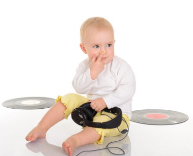 eski vinil kaydı ve beyaz backg kulaklık oynamaya bebek