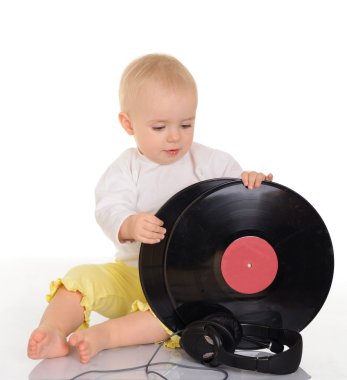 eski vinil kaydı ve beyaz backg kulaklık oynamaya bebek