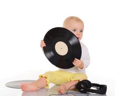 eski vinil kaydı ve beyaz backg kulaklık oynamaya bebek