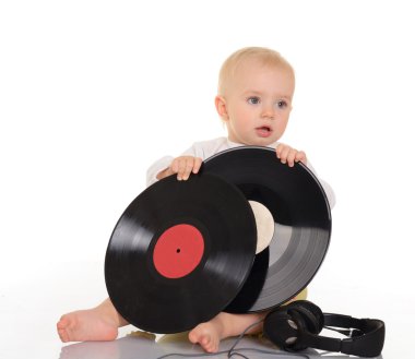 eski vinil kaydı ve beyaz backg kulaklık oynamaya bebek