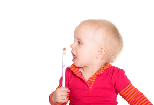 Menina pequena com escova de dentes isolada no fundo branco — Fotografia de Stock